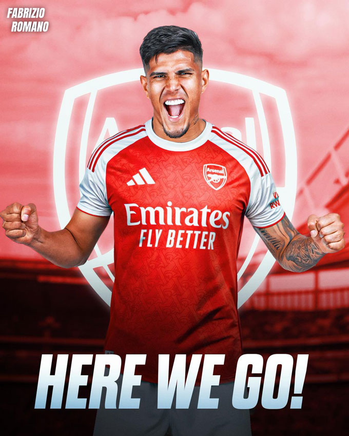 Cầu thủ Hincapie mặc áo Arsenal với thông báo 'Here We Go!'